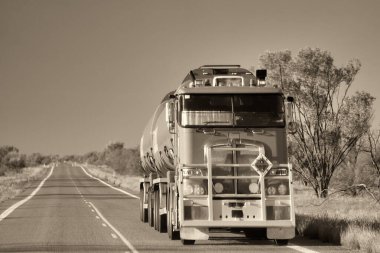 Batı Avustralya karayolu treni sonsuz açık yollarla çorak arazide ilerliyor..