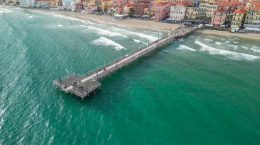 Kışın Alassio kıyı şeridine boş kumsallı İHA perspektifi.