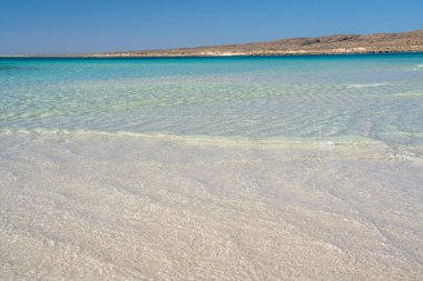Turkuaz Körfezi Ningaloo Batı Avustralya 'nın hava manzarası güneşli bir günde kristal berraklığında turkuaz su gösteriyor.