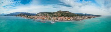 Ventimiglia Liguria 'nın insansız hava aracı panoraması şehir nehri ve denizi gösteriyor..