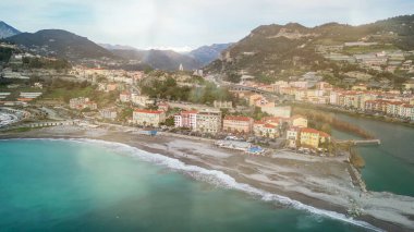Akdeniz kıyı şeridi ve tarihi eski bir kasaba olan Ventimiglia 'nın hava manzarası.