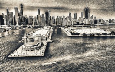 Yazın Chicago silueti ve Donanma İskelesi 'nin nefes kesici hava perspektifi.