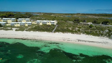 Rottnest Adası kıyı şeridi şeffaf su ve kumlu plajlarla manzaralı..