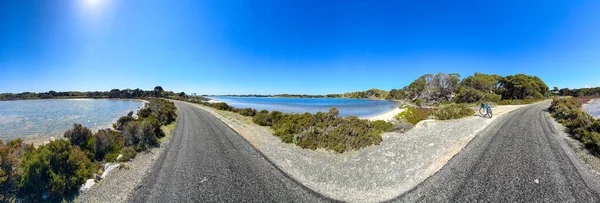 Rottnest Adası 'nın manzarası Vincent Gölü ve Sirius Gölü' nü gösteriyor..