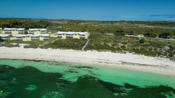 Rottnest Adası kıyı şeridi şeffaf su ve kumlu plajlarla manzaralı..