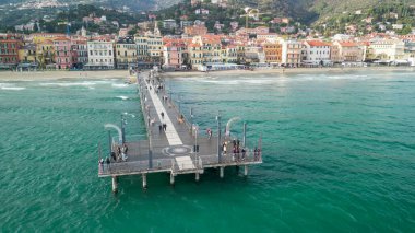 Alassio Liguria 'nın kış manzarası kıyı şeridini, kasabayı ve Akdeniz' i gösteriyor.