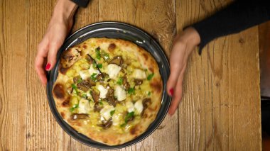 Çıtır kıtır, domates soslu ve peynirli gurme pizza..