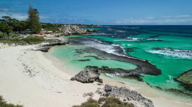 Havza Rottnest Adası 'nı yakalayan hava aracı Avustralya kıyı manzarası ve berrak su gösteriyor..
