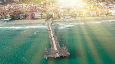 Alassio Liguria 'nın kış manzarası kıyı şeridini, kasabayı ve Akdeniz' i gösteriyor.