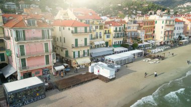 Alassio Liguria 'nın kış manzarası kıyı şeridini, kasabayı ve Akdeniz' i gösteriyor.
