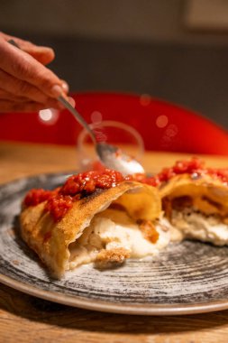 Profesyonel mutfakta geleneksel calzone hazırlanıyor. Taze malzemelerle pişirmeye hazır..