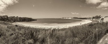 Longreach Körfezi Rottnest Adası 'nın hava manzarasında el değmemiş sahil şeridi ve kristal berrak okyanus sergileniyor..