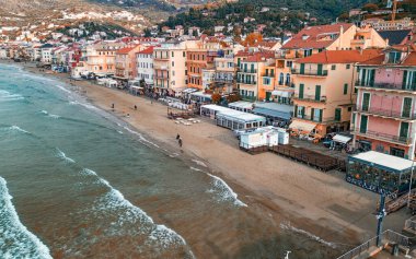 Alassio Liguria 'nın kış manzarası kıyı şeridini, kasabayı ve Akdeniz' i gösteriyor.
