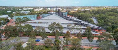 Joondalup Kampüsü 'nün havadan görünüşü, Batı Avustralya' da modern mimari ve yeşil alanlar sergileniyor..