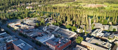 Güzel bir yaz gününde Banff Town 'ın hava manzarası. Alberta - Kanada.