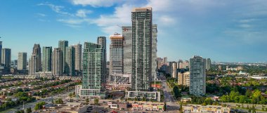 Güzel bir yaz günü, Ontario, Kanada 'da Mississauga' nın gökyüzü manzarası..