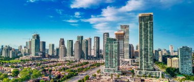 Güzel bir yaz günü, Ontario, Kanada 'da Mississauga' nın gökyüzü manzarası..