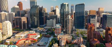Calgary, Alberta - 10 Temmuz 2024: Calgary 'nin günbatımındaki hava manzarası.