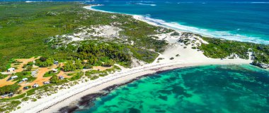 Batı Avustralya 'daki Jurien Körfezi yakınlarındaki Sandy Cape Reserve' in hava manzarasında el değmemiş kumsallar ve kumullar yer almaktadır..