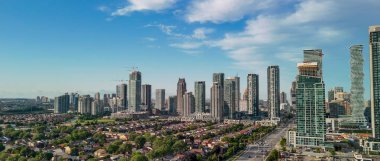 Güzel bir yaz günü, Ontario, Kanada 'da Mississauga' nın gökyüzü manzarası..