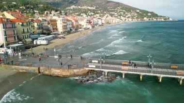 Alassio Liguria 'nın kış manzarası kıyı şeridini, kasabayı ve Akdeniz' i gösteriyor.