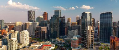 Calgary, Alberta - 10 Temmuz 2024: Calgary 'nin günbatımındaki hava manzarası.