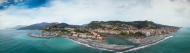Akdeniz kıyı şeridi ve tarihi eski bir kasaba olan Ventimiglia 'nın hava manzarası.