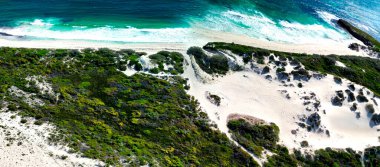 Batı Avustralya 'daki Jurien Körfezi yakınlarındaki Sandy Cape Reserve' in hava manzarasında el değmemiş kumsallar ve kumullar yer almaktadır..
