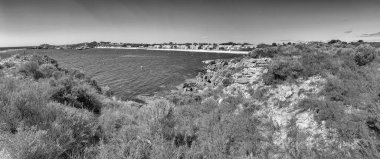 Geordie Körfezi ve Longreach Körfezi 'nin açık gökyüzü altında Rottnest Adası kıyılarının panoramik hava görüntüsü.