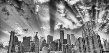 Manhattan şehir merkezinin panoramik manzarası. Günbatımı gökyüzü ve New York 'ta parlayan şehir ışıkları..