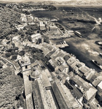 Ligurian Denizi 'nde tarihi bir sahil kasabası olan Portovenere' in panoramik hava sahili..