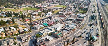 Güneşli bir yaz gününde Jasper Town 'ın hava manzarası. Sokaklar ve evler, Alberta - Kanada.