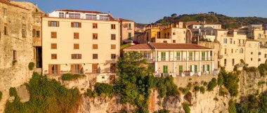 Tropea şehrinin manzaralı manzarası ve kayalıkları ve berrak suları olan kıyı şeridi.