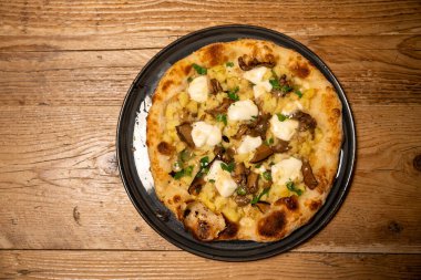 Pizza margherita üstü, yuvarlak tabak, İtalyan yemeği..