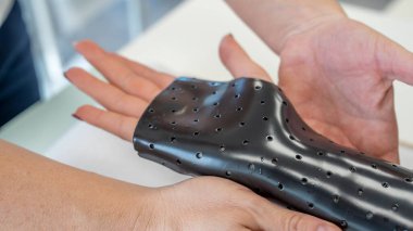 Modern bir fizyoterapi merkezinde profesyonel bir terapistin el ateli başvurusu..