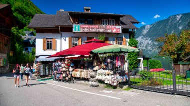 Hallstatt, Avusturya - 2 Eylül 2021: Hallstatt şehrinin sakin göl ve görkemli dağlarla çevrili manzarası.