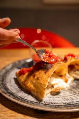Profesyonel mutfakta geleneksel calzone hazırlanıyor. Taze malzemelerle pişirmeye hazır..