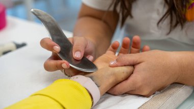 Fizyoterapist rehabilitasyon için el ve el masajı uygular..