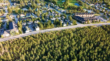 Radyum Kaplıcaları 'nın havadan görünüşü, Kootenay Ulusal Parkı.