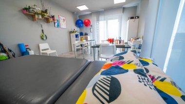 Tedavi yatakları ve profesyonel rehabilitasyon ekipmanlarıyla modern fizyoterapi kliniği.