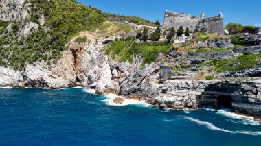 Ligurian Denizi 'ne bakan Portovenere ve Doria Kalesi' nin panoramik hava manzarası.