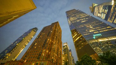 Hudson Yards gökdelenleri gece alçaktan yükseliyor..
