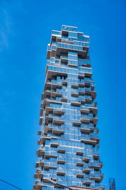 New York City, New York - 12 Haziran 2025: Çıkıntılı terasları ve çağdaş kentsel mimarisi olan modern Manhattan gökdelenleri