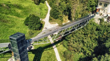 Hallstatt izleme platformunun çarpıcı hava görüntüsü, tarihi köy ve dağlık çevre manzarası.