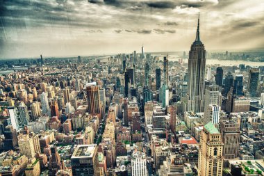 Gün batımında Manhattan şehir merkezinin gökdelenlerinin gökdelenleri New York 'ta ışıldayan şehir silueti.