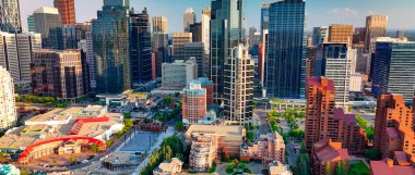 Calgary, Alberta - 10 Temmuz 2024: Calgary 'nin günbatımındaki hava manzarası.