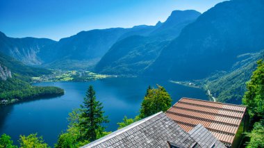 Hallstatt şehri ve sakin gölü Avusturya Alplerine büyüleyici ve huzurlu bir kaçış sunuyor..