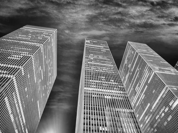 Kancelářské budovy za soumraku. Zobrazení Street view proti krásné nebe — Stock fotografie