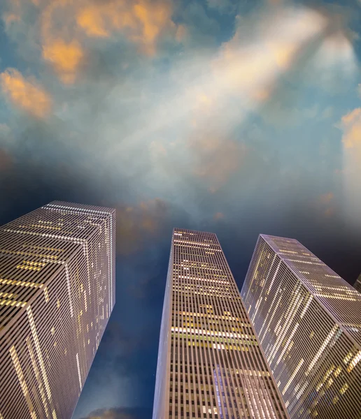 New York skyscrapers at sunset. View from street level — Stock Photo, Image