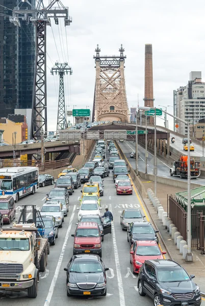 New York City - 24 oktober 2015: Tung trafik längs Queensboro — Stockfoto